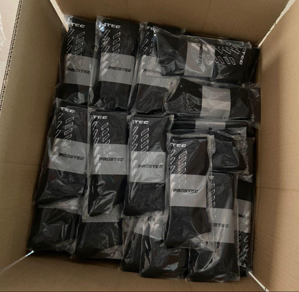 Doos vol individueel verpakte zwarte Prostec gripsokken, onmisbare voetbalaccessoires voor elke speler