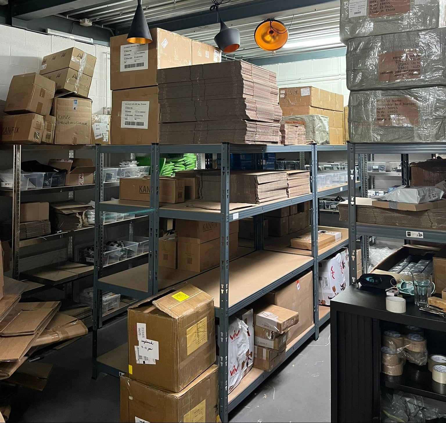 ProstecWear magazijn met metalen stellingen vol gestapelde bruine dozen met voetbalaccessoires