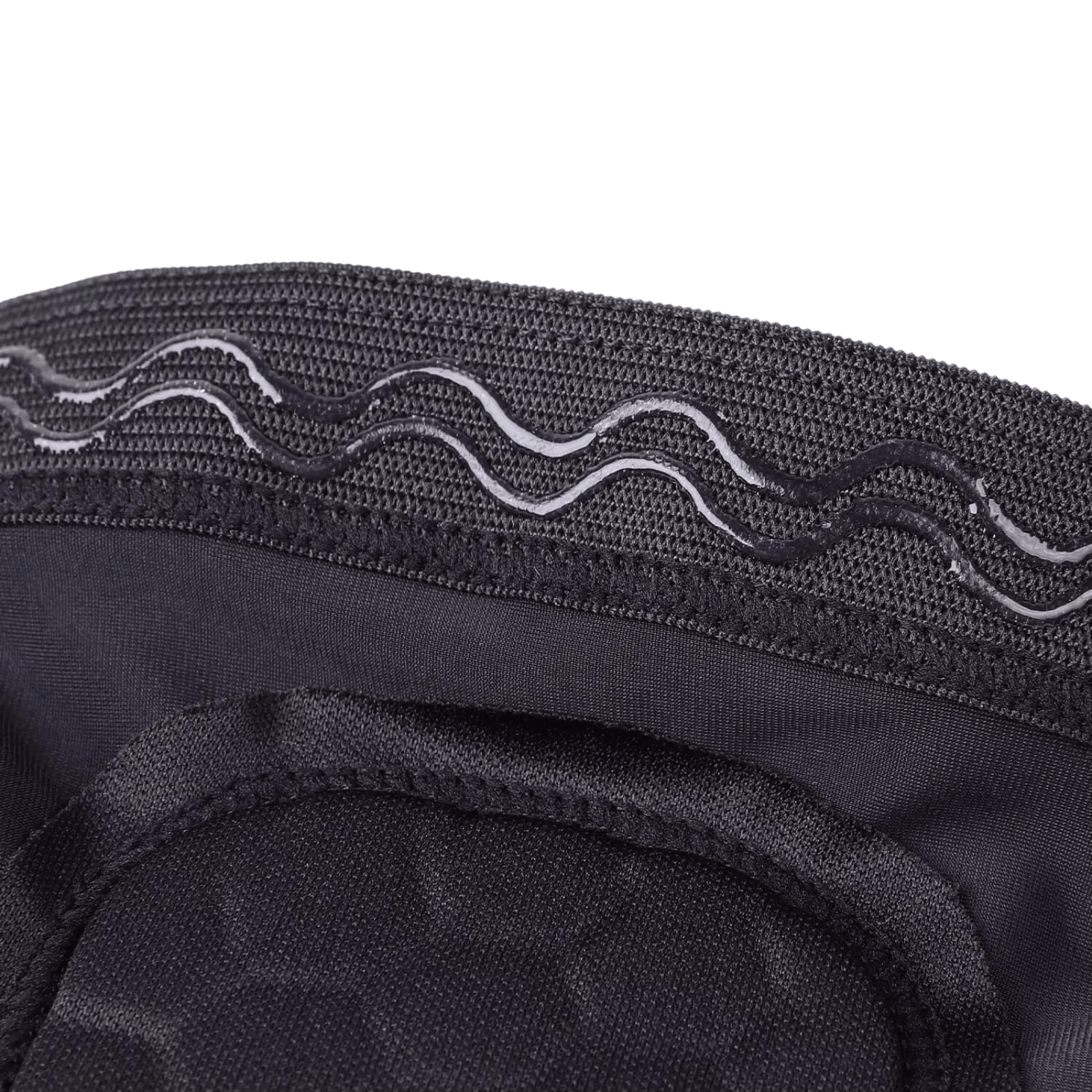 Zwarte Prostec Scheenbeschermer Sleeve detail: golvende silicone antislip binnenrand, een essentieel voetbalaccessoire