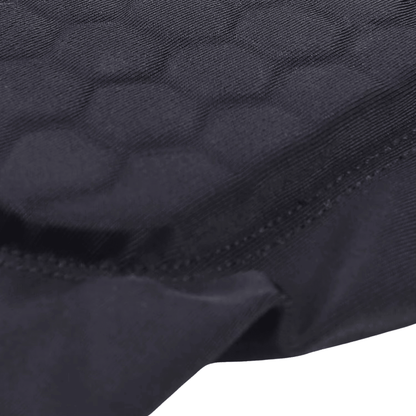 Close-up zwarte stof van Prostec ingebouwde scheenbeschermers, een essentieel voetbalaccessoire met pads en stiksels