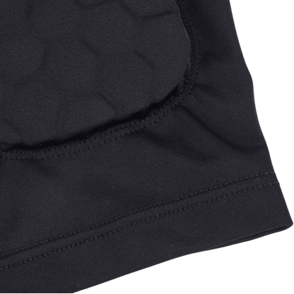 Close-up van de ribstructuur en stiksels op de zwarte stof van Prostec Ingebouwde voetbal scheenbeschermers