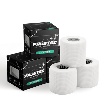 Drie rollen Prostec Sporttape wit met textuur naast twee zwarte verpakkingen voetbalaccessoires